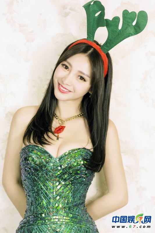 柳岩拍摄复古圣诞写真红配绿 温馨倚靠大熊甜蜜爆表