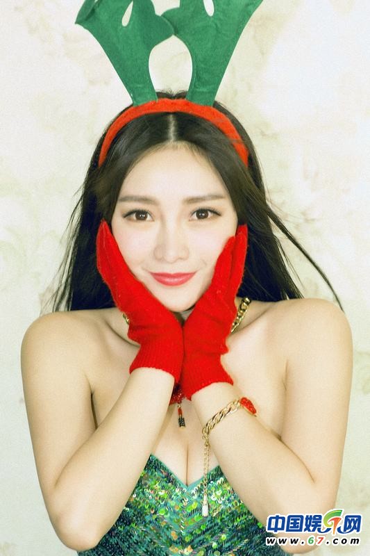 柳岩拍摄复古圣诞写真红配绿 温馨倚靠大熊甜蜜爆表