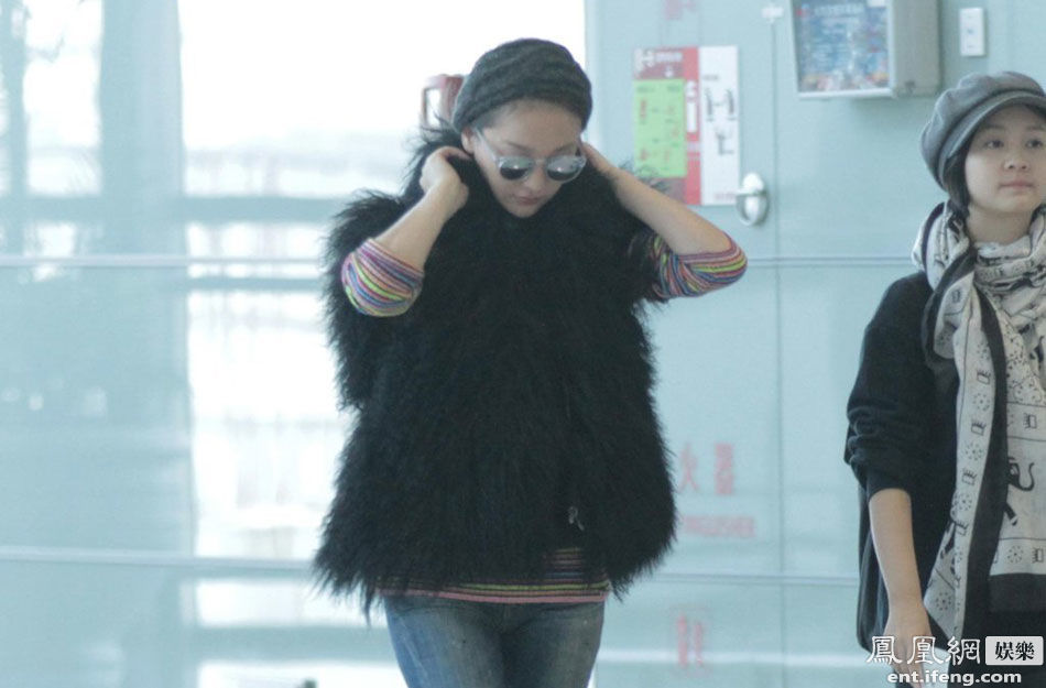 周迅潮范儿打扮现身机场 与老公十指紧扣秀恩爱