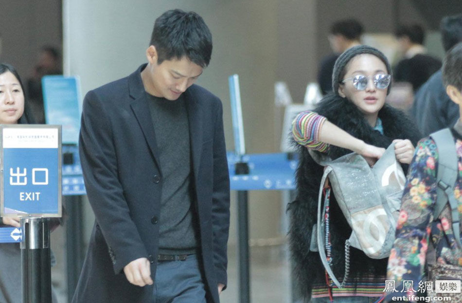 周迅潮范儿打扮现身机场 与老公十指紧扣秀恩爱