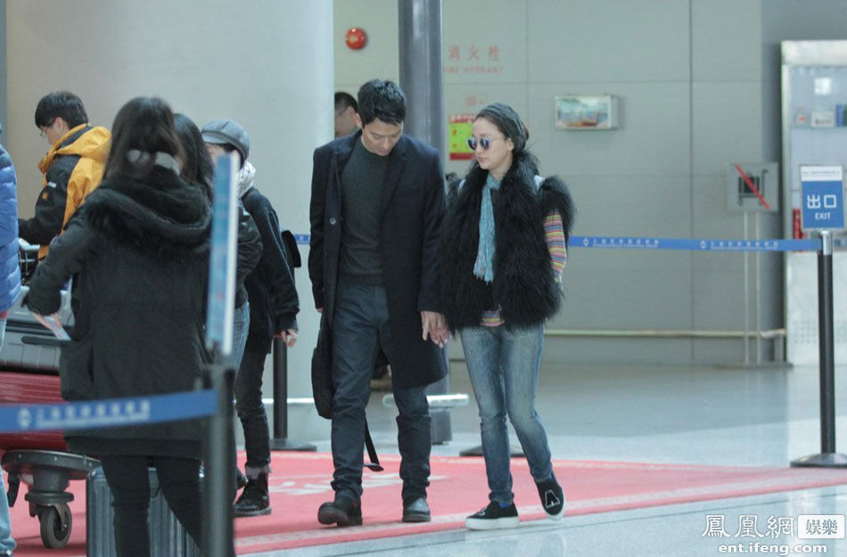 周迅潮范儿打扮现身机场 与老公十指紧扣秀恩爱