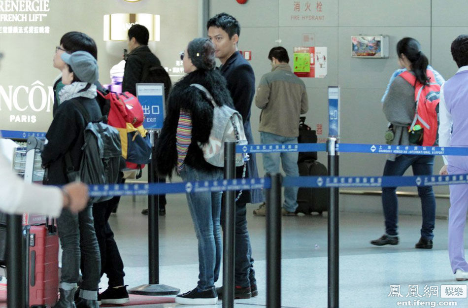 周迅潮范儿打扮现身机场 与老公十指紧扣秀恩爱