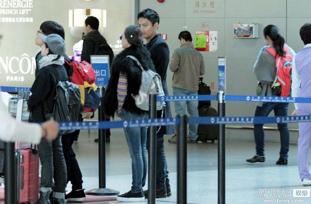 周迅潮范儿打扮现身机场 与老公十指紧扣秀恩爱