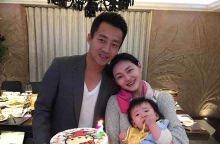 大S抱女儿与老公恩爱依偎 