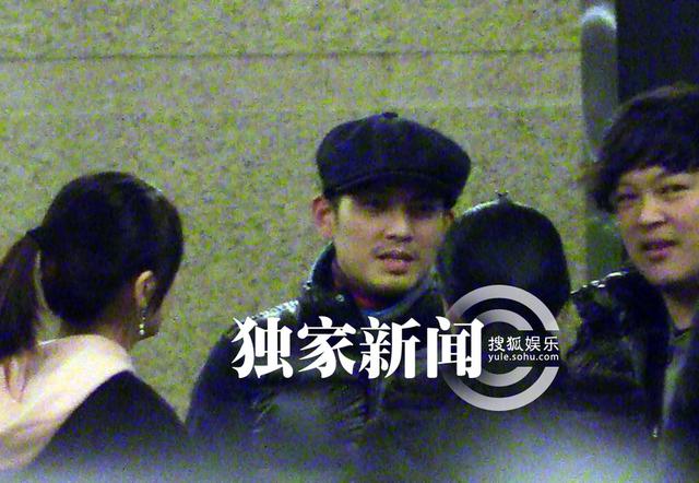 钟汉良男神范儿会友聚餐 戴鸭舌帽添喜感