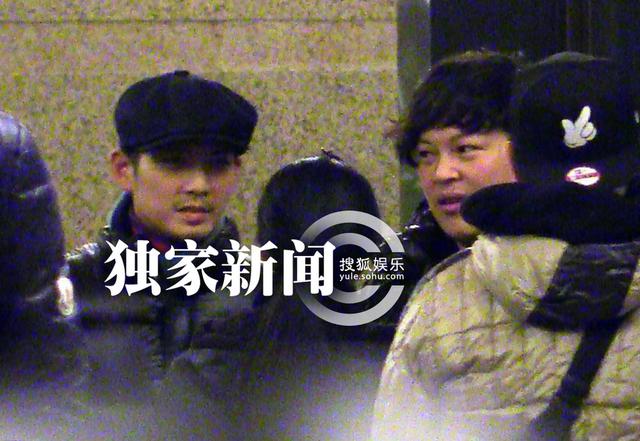 钟汉良男神范儿会友聚餐 戴鸭舌帽添喜感