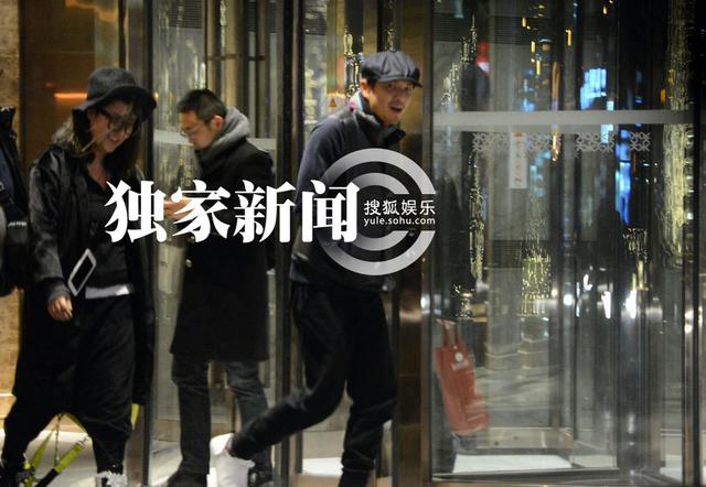 钟汉良男神范儿会友聚餐 戴鸭舌帽添喜感