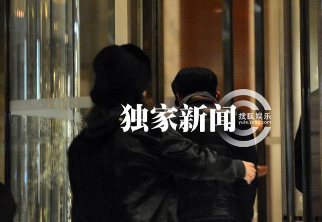 钟汉良男神范儿会友聚餐 戴鸭舌帽添喜感