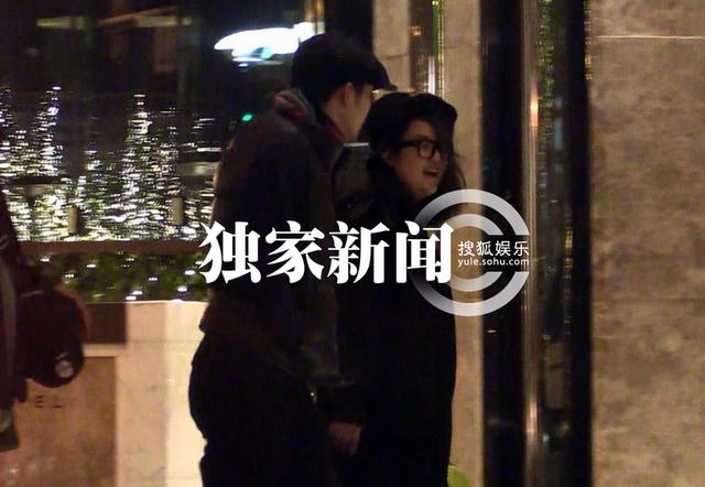 钟汉良男神范儿会友聚餐 戴鸭舌帽添喜感