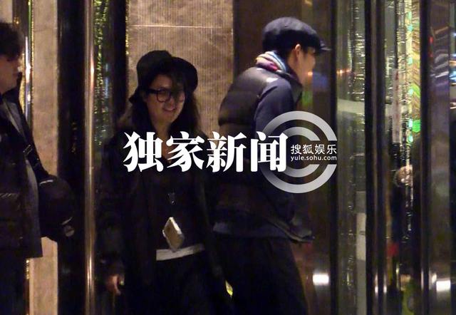 钟汉良男神范儿会友聚餐 戴鸭舌帽添喜感