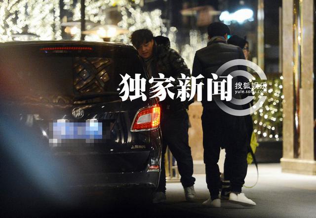 钟汉良男神范儿会友聚餐 戴鸭舌帽添喜感