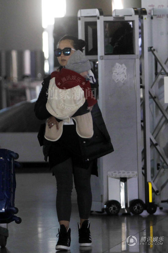 何洁抱儿子回京母爱满溢 新手辣妈身材恢复修长