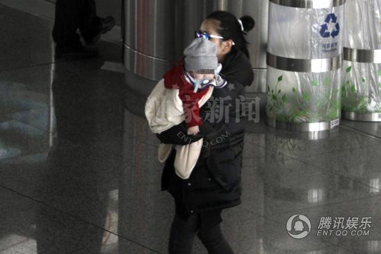 何洁抱儿子回京母爱满溢 新手辣妈身材恢复修长