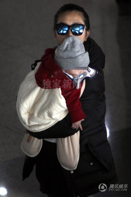 何洁抱儿子回京母爱满溢 新手辣妈身材恢复修长