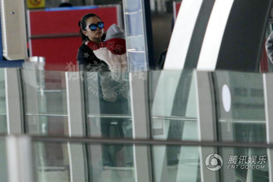 何洁抱儿子回京母爱满溢 新手辣妈身材恢复修长