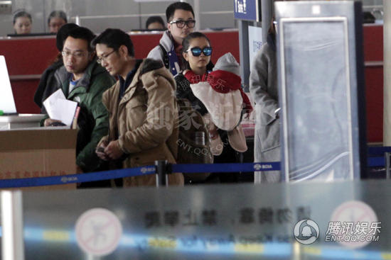 何洁抱儿子回京母爱满溢 新手辣妈身材恢复修长