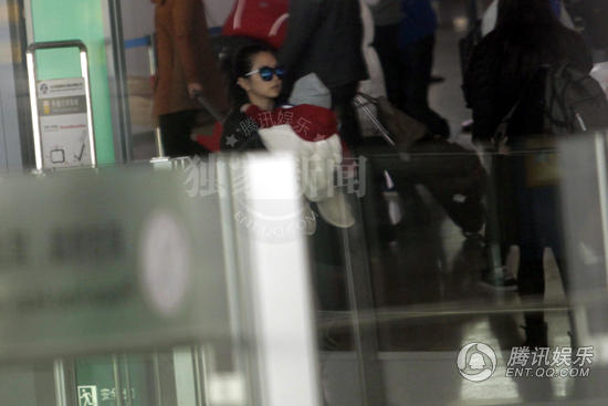 何洁抱儿子回京母爱满溢 新手辣妈身材恢复修长