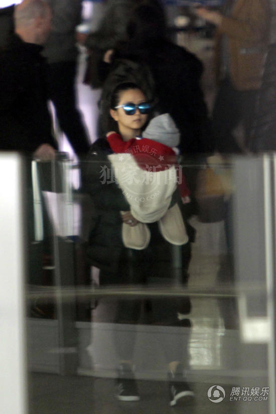 何洁抱儿子回京母爱满溢 新手辣妈身材恢复修长