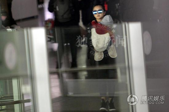 何洁抱儿子回京母爱满溢 新手辣妈身材恢复修长