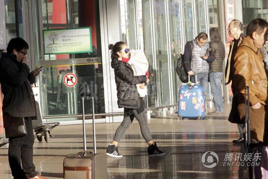 何洁抱儿子回京母爱满溢 新手辣妈身材恢复修长