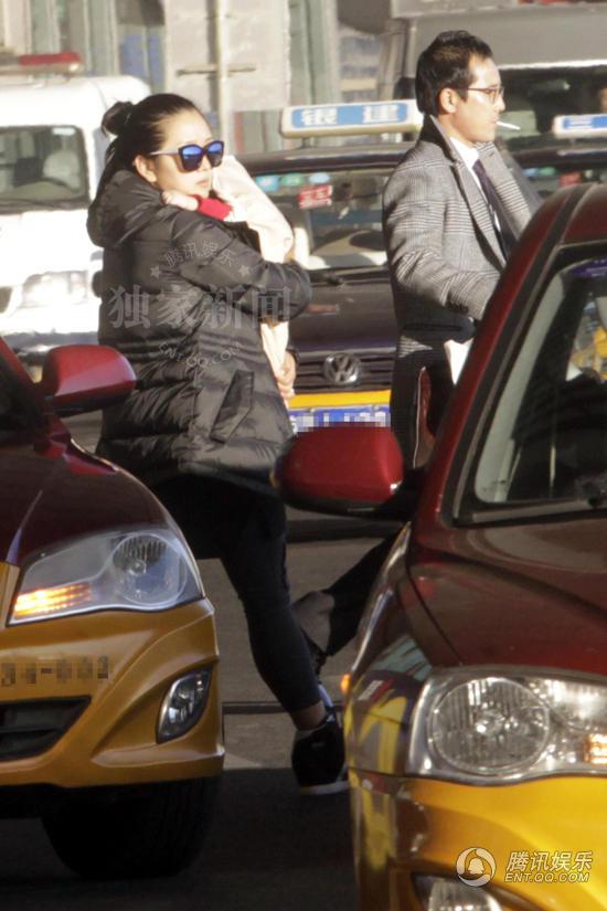 何洁抱儿子回京母爱满溢 新手辣妈身材恢复修长