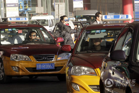 何洁抱儿子回京母爱满溢 新手辣妈身材恢复修长