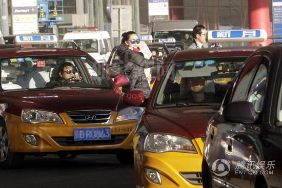 何洁抱儿子回京母爱满溢 新手辣妈身材恢复修长