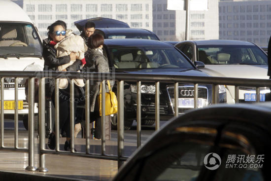 何洁抱儿子回京母爱满溢 新手辣妈身材恢复修长