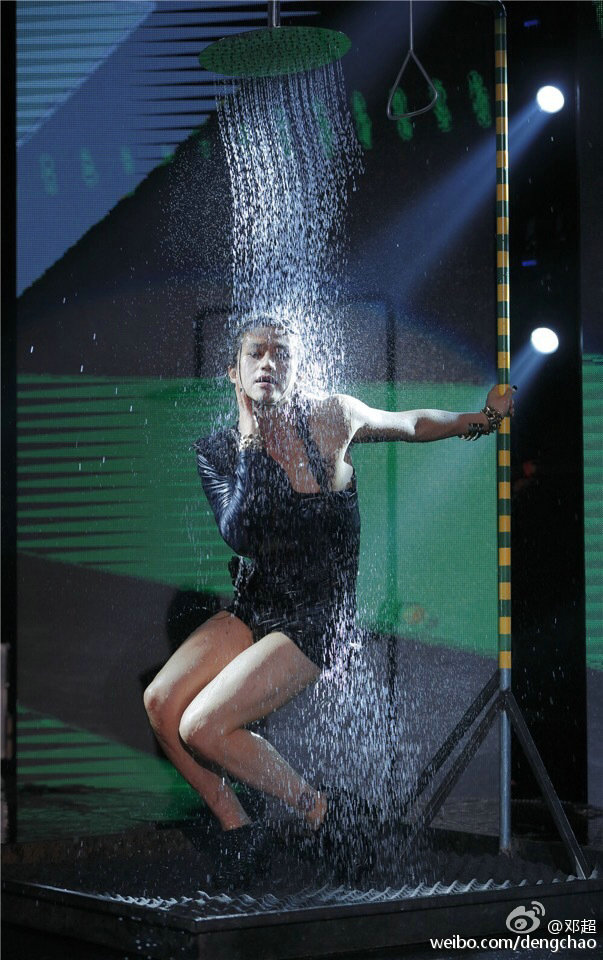 逗比闪瞎眼！邓超挺胸甩臀自摸诱人 穿紧身裙湿身跳热舞