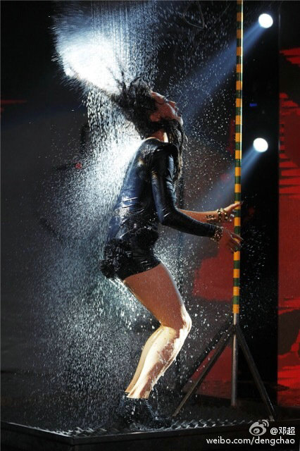 逗比闪瞎眼！邓超挺胸甩臀自摸诱人 穿紧身裙湿身跳热舞