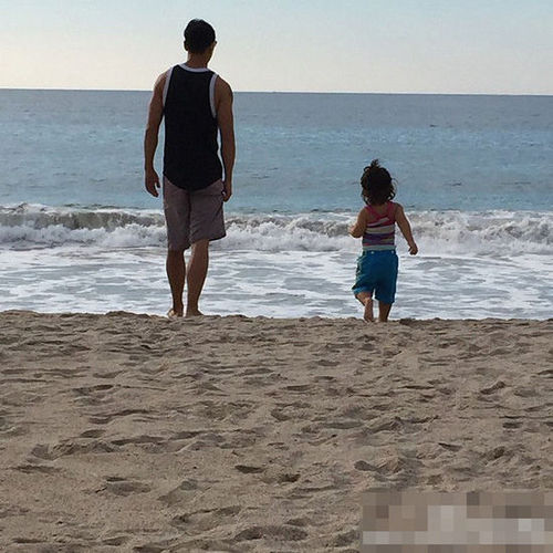 吴彦祖与女儿海边玩耍 扭身子萌萌哒