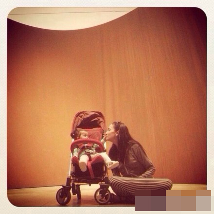 吴彦祖与女儿海边玩耍 扭身子萌萌哒