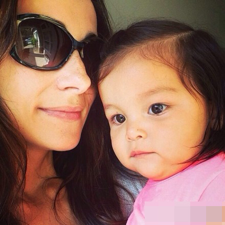 吴彦祖与女儿海边玩耍 扭身子萌萌哒