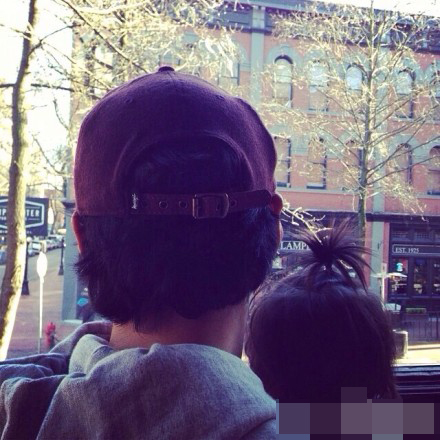 吴彦祖与女儿海边玩耍 扭身子萌萌哒