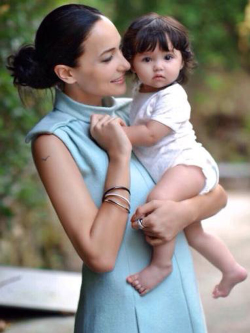 吴彦祖与女儿海边玩耍 扭身子萌萌哒