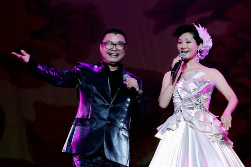 尹相杰和于文华一起登台献唱