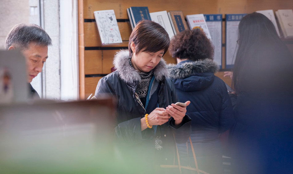 敬一丹素颜逛书店被拍 似邻家大姐