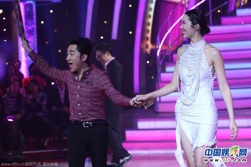 王祖蓝踮脚搂妻子跳最萌恰恰 欲蹭胸表情陶醉骚气