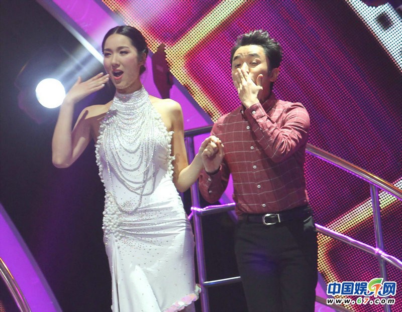 王祖蓝踮脚搂妻子跳最萌恰恰 欲蹭胸表情陶醉骚气