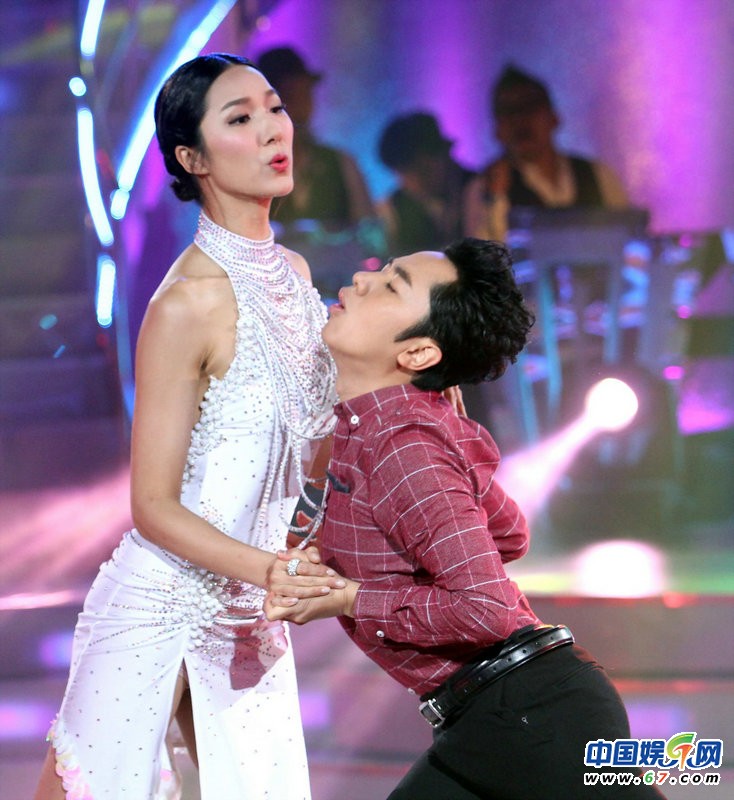 王祖蓝踮脚搂妻子跳最萌恰恰 欲蹭胸表情陶醉骚气