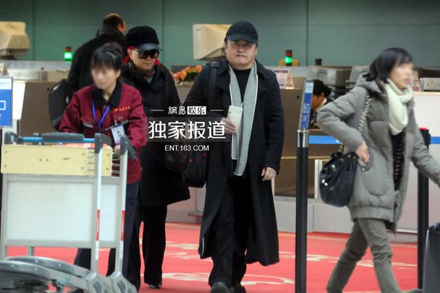 刘欢夫妇表情严肃现身机场 冷色调打扮无交流