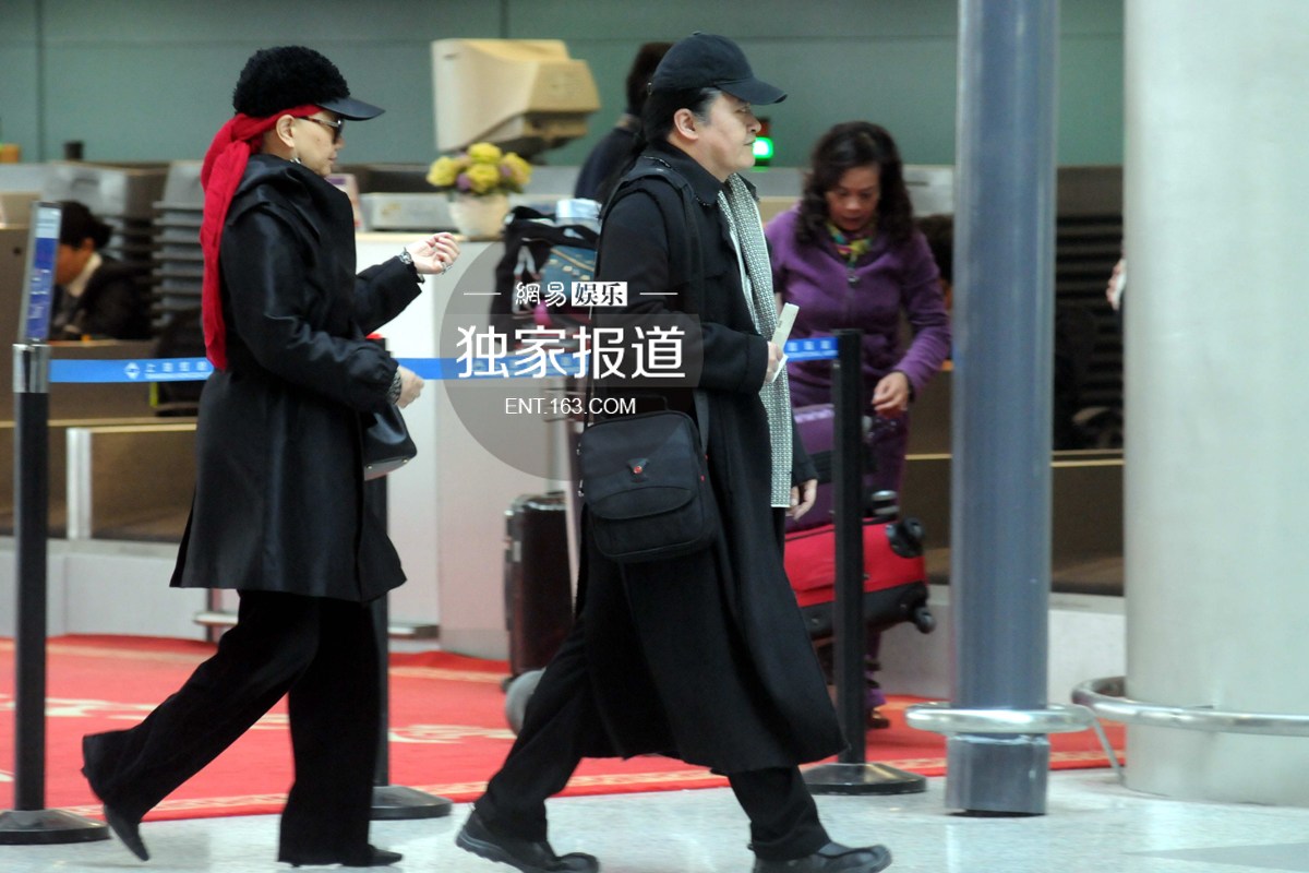 刘欢夫妇表情严肃现身机场 冷色调打扮无交流