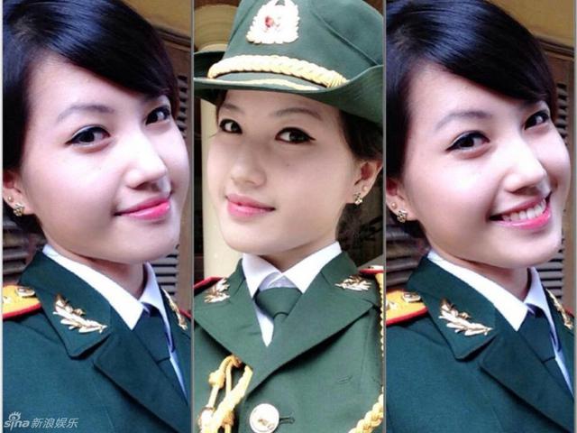 网曝越南女兵自拍照