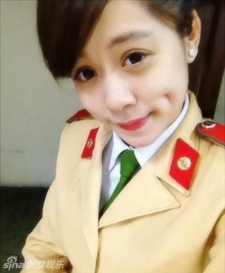 网曝越南女兵自拍照