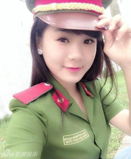 网曝越南女兵自拍照