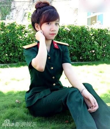 网曝越南女兵自拍照