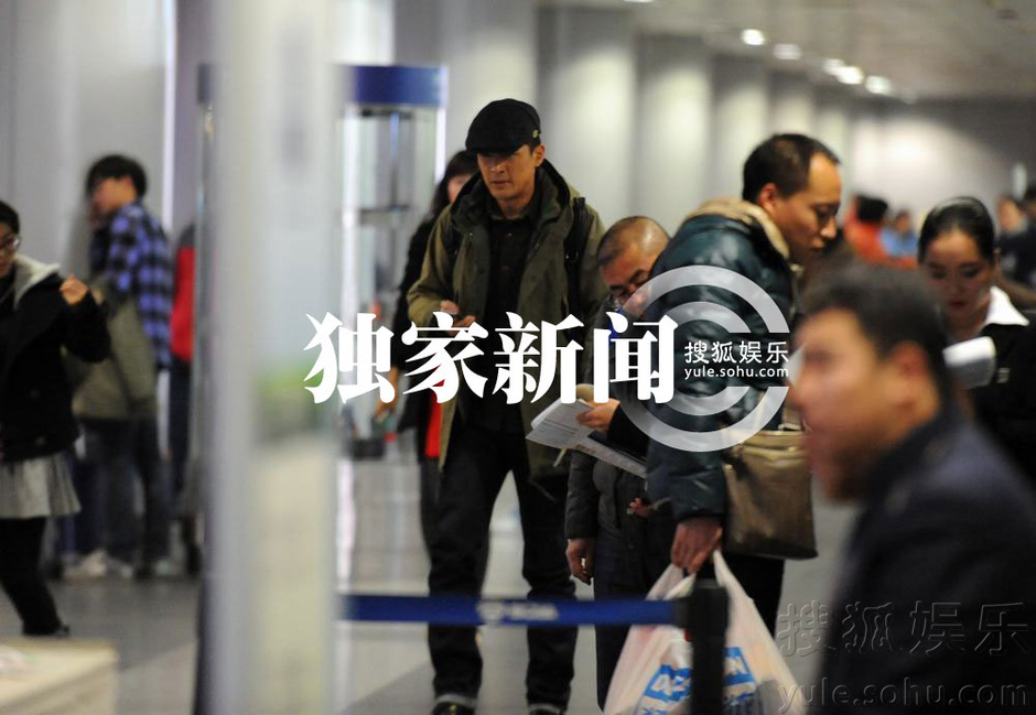 胡歌发声疑与江疏影分手 独自现身机场