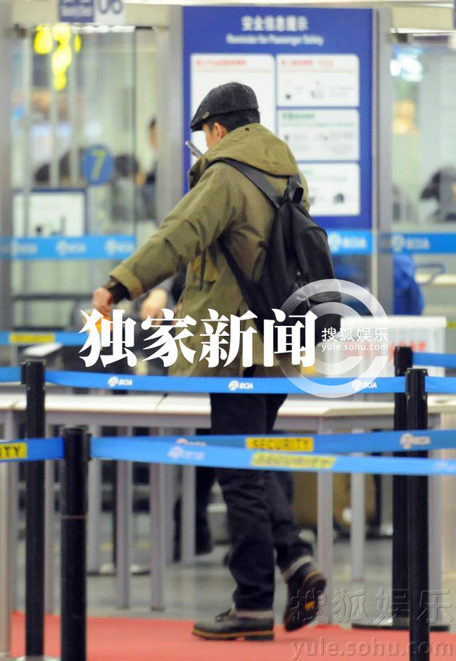 胡歌发声疑与江疏影分手 独自现身机场