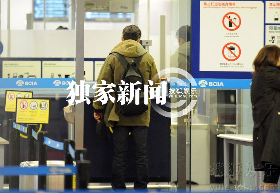 胡歌发声疑与江疏影分手 独自现身机场