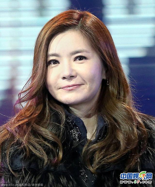 人鱼小姐张瑞希厚粉底难掩老态 面部赘肉明显严重发福